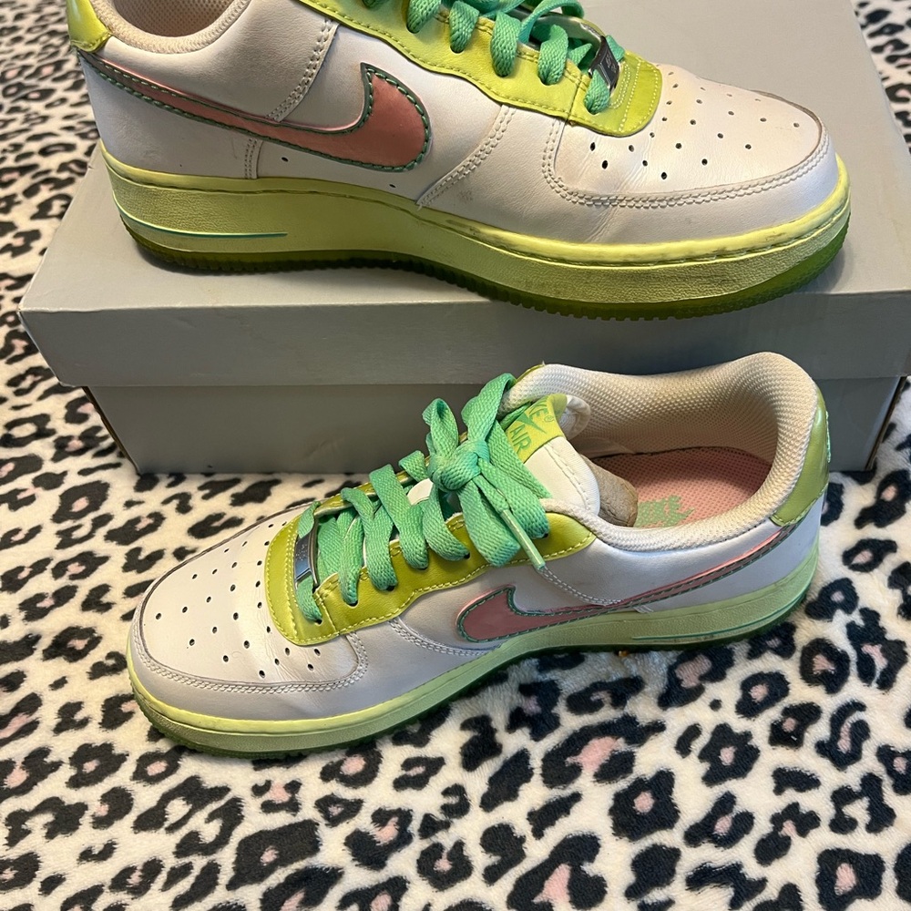 Nike Air Force 1 with Green and Pink Highlights - Picture 4 of 6